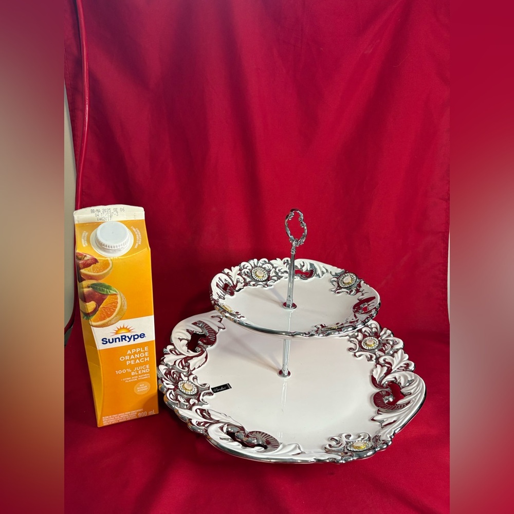 Two-tier cake or pastry stand